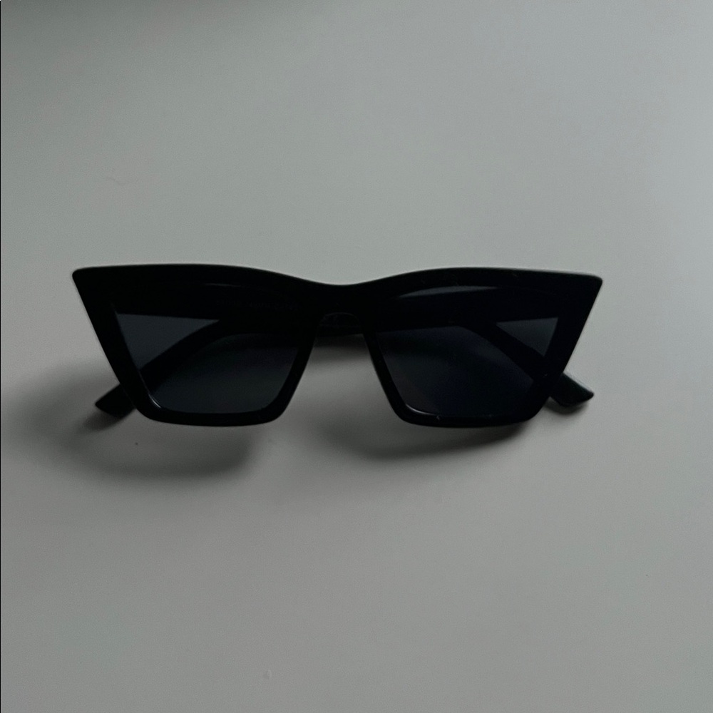 Chic Black Cat-Eye Sunglasses